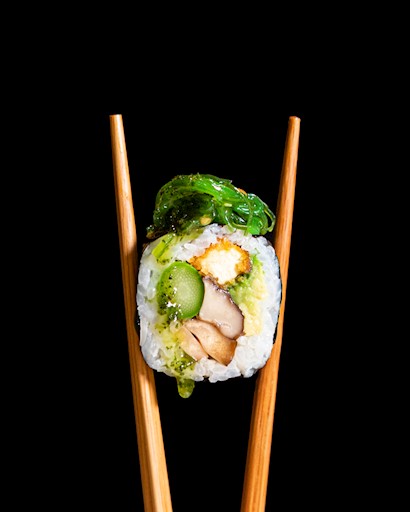 sushiitake roll en palillos